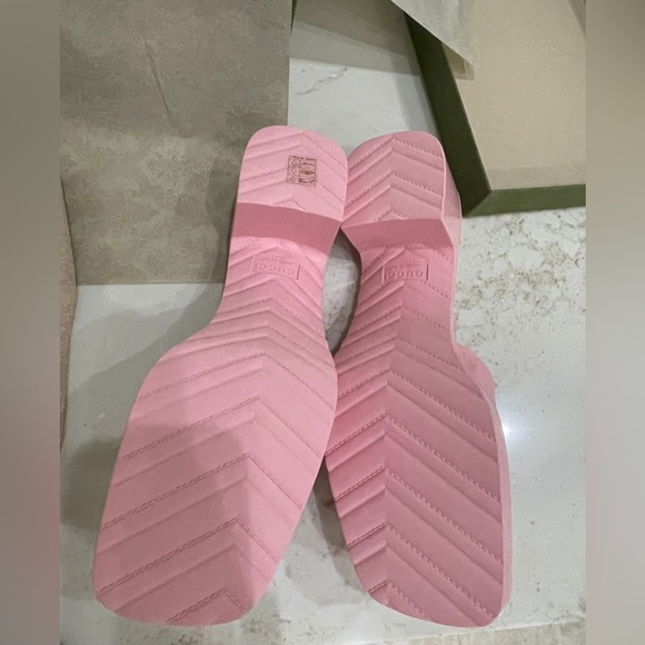 Brand New Pink Gucci woman’s slide sandal with logo rubber - Picture 3 of 8